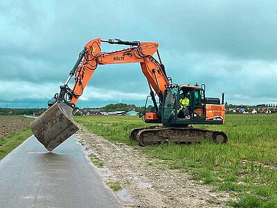 Develon-Bagger beim Einmessen der Maschinensteuerung