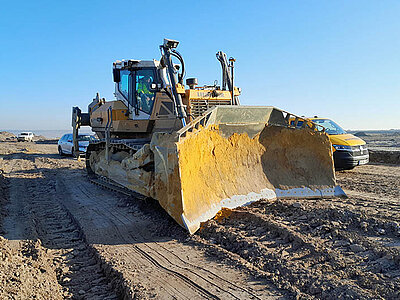 Raupe erhält Maschinensteuerung dazu Test auf Baustelle - frontal zu sehen