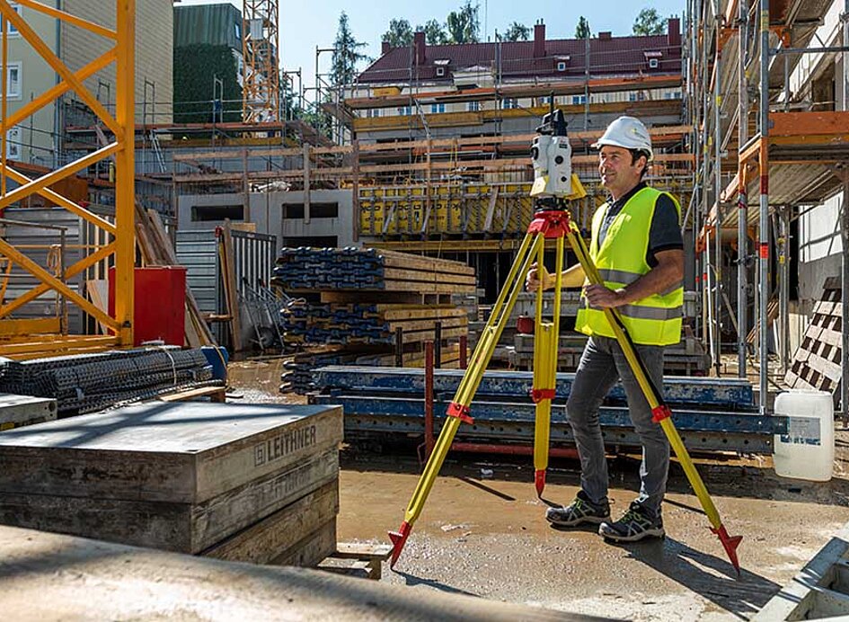 Arbeiter vermisst mit iCR80 eine Hochbau Baustelle