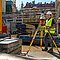 Arbeiter vermisst mit iCR80 eine Hochbau Baustelle