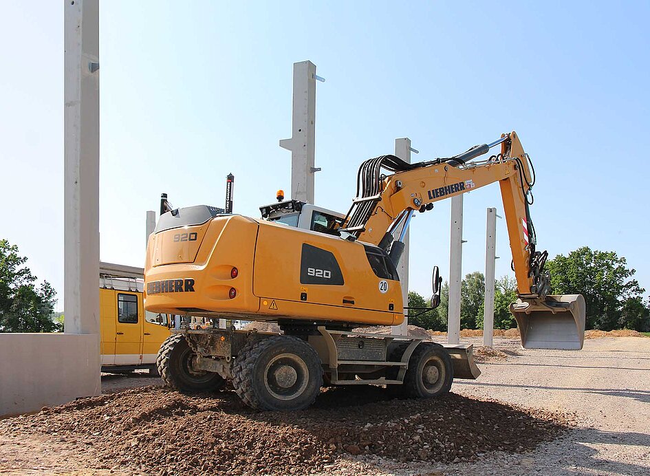 Liebherr Mobilbagger im Einsatz mit Leica 2D-Maschinensteuerung auf einer Baustelle