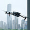 DJI Drohne M3E im Flug vor einer Hochhauskulisse