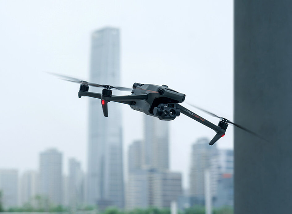 DJI Drohne M3E im Flug vor einer Hochhauskulisse