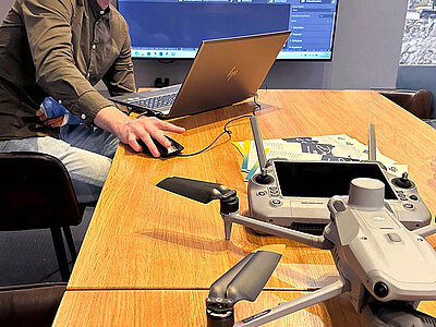 Drohne für Vermessung auf einem Tisch inkl. PC und Bildschirm mit passender Software dazu