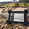 Leica CC180 Tablet mit Halterung im Vordergrund im Hintergrund eine Baustelle mit Bagger