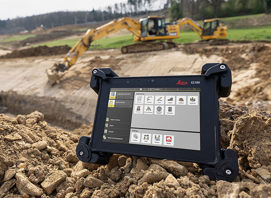 Leica CC180 Tablet mit Halterung im Vordergrund im Hintergrund eine Baustelle mit Bagger