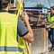 Baustelle Vermessung mit iCB50 zwei Mitarbeiter von Smart Systems stellen Gerät vor
