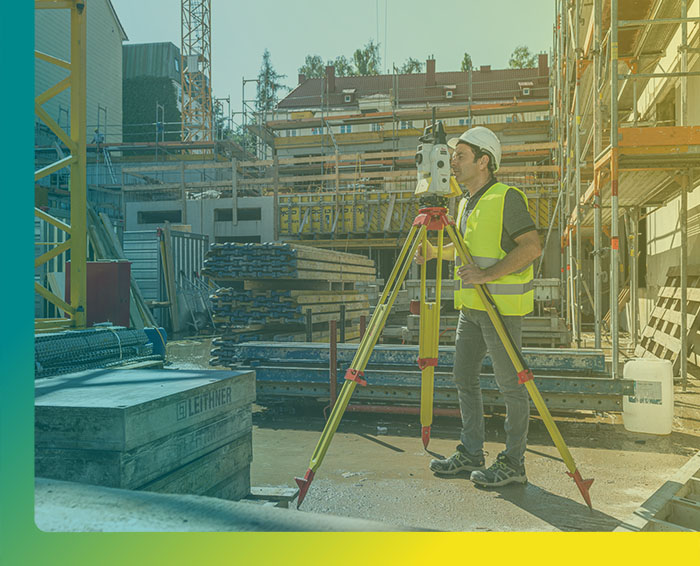 Smart Systems Technology bietet ein breites Schulungsangebot im Bereich Maschinensteuerung und Vermessungstechnik an. Hier sieht man einen Mitarbeiter von Smart Systems, wie er ein entsprechendes Gerät bedient und präsentiert.