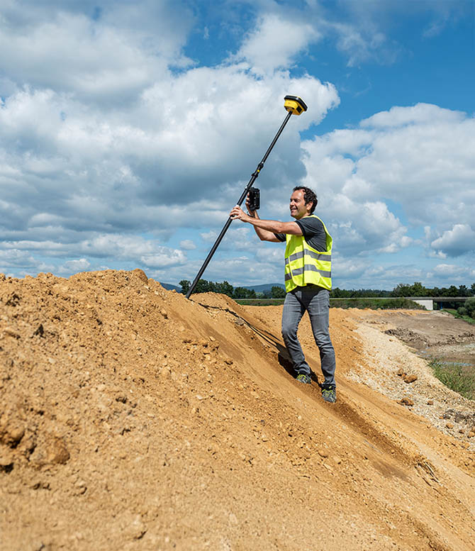 Auf einer Baustelle das Gelände vermessen mit dem GNSS-Roverstab - wir in der Smart Systems Schulung gezeigt