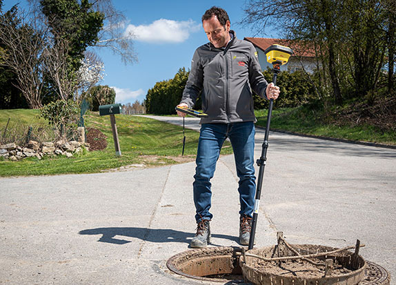 GNSS-Roverstab Vermessung auf einer Straße wir von einem Mitarbeiter von Smart Systems Technology durchgeführt. Auch dies ist Teil des Schulungsprogramms von Smart Systems.