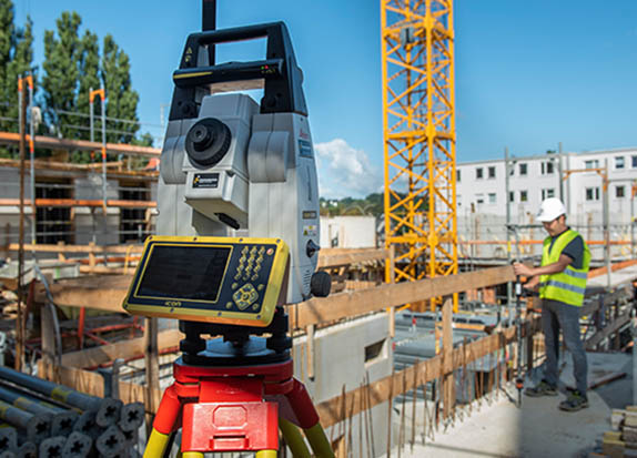 Verwendung eines Tachymeters im Hochbau - Schulung bei Smart Systems Technology möglich.