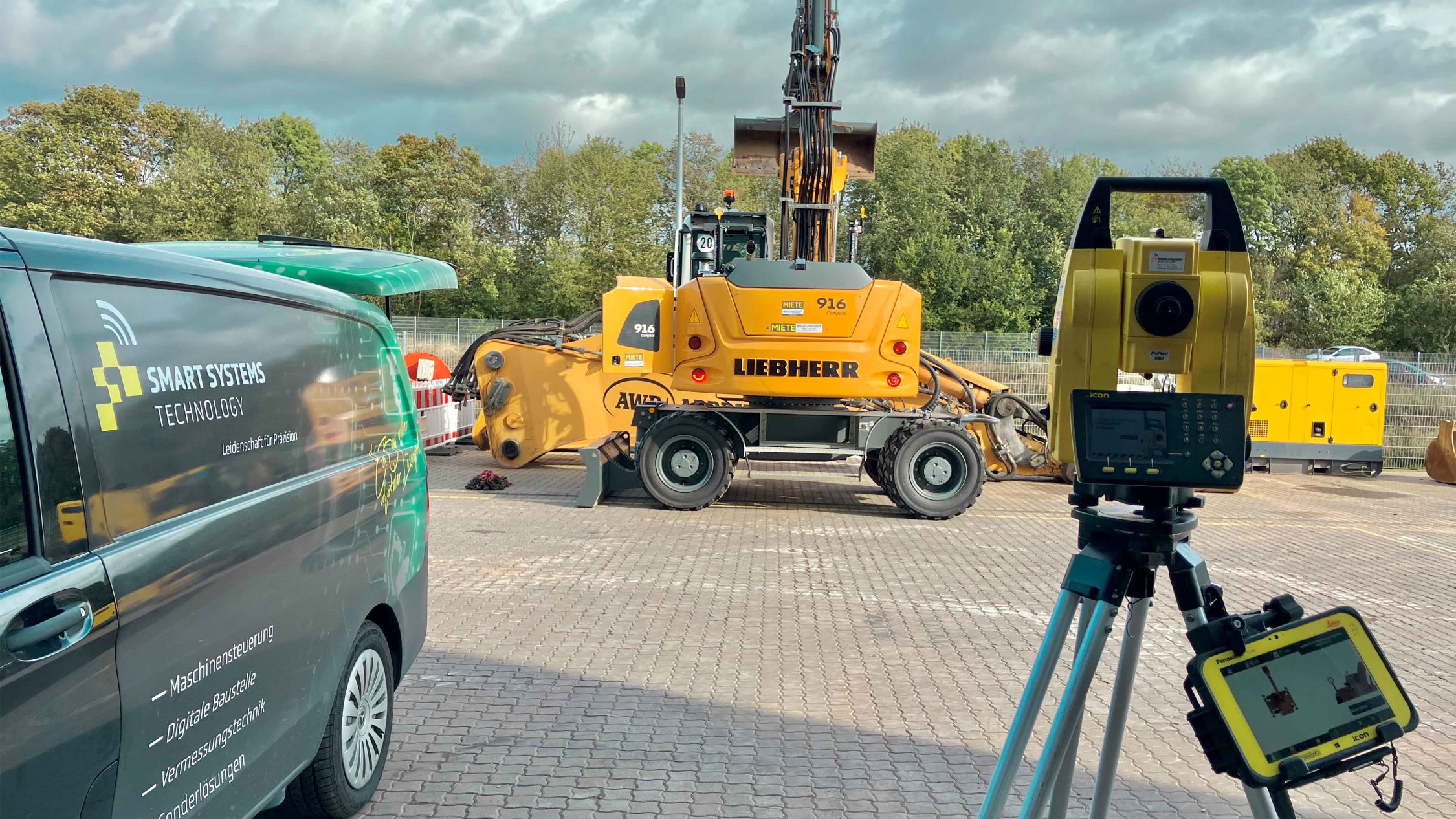 Mobilbagger mit Maschinensteuerung und Tachymeter im Vordergrund