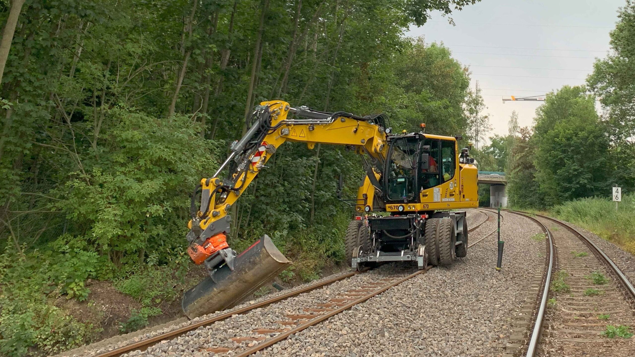Zweiwegebagger im Einsatz auf dem Gleis