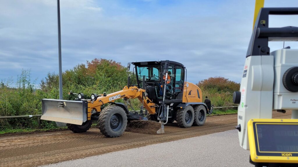 Grader mit Maschinensteuerung bei Planumserstellung
