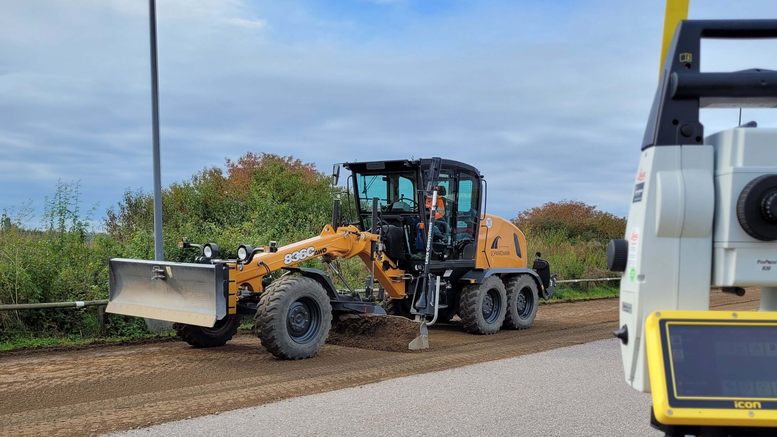 Grader mit Maschinensteuerung bei Planumserstellung
